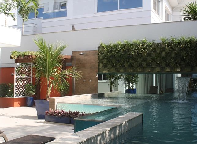 img-slim-piscina-de-vidro-1